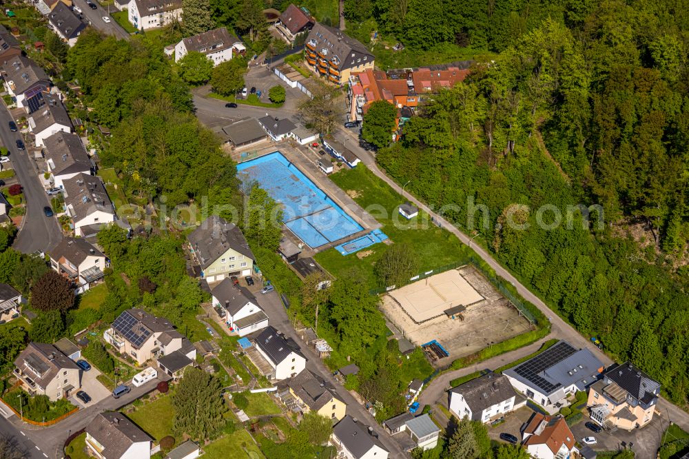 Hohenlimburg from the bird's eye view: Swimming pool of the Hohenlimburger Schwimmverein e.V. on Hasselbach in Hohenlimburg at Ruhrgebiet in the state North Rhine-Westphalia