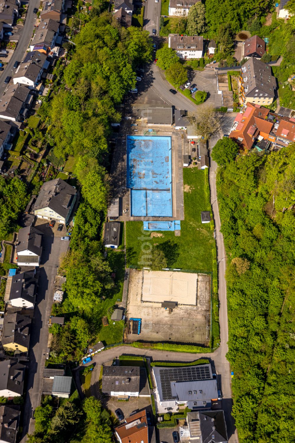 Aerial image Hohenlimburg - Swimming pool of the Hohenlimburger Schwimmverein e.V. on Hasselbach in Hohenlimburg at Ruhrgebiet in the state North Rhine-Westphalia