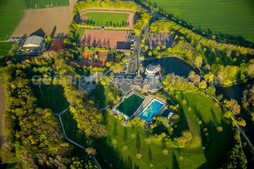 Hamm from above - Open air pools and hotel compound Selbachpark in the Pelkum part of Hamm in the state of North Rhine-Westphalia