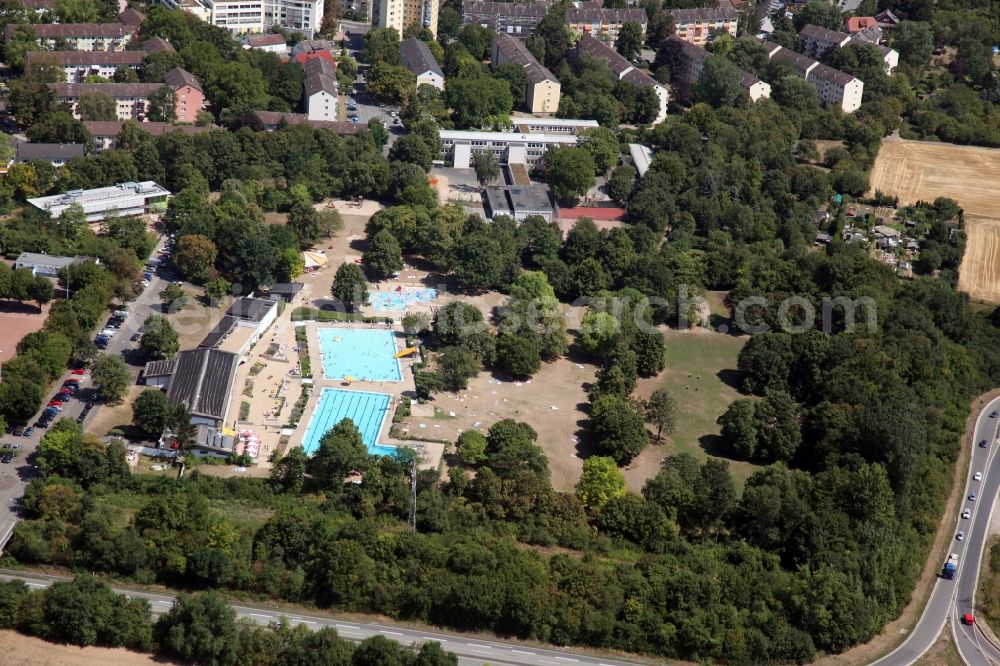 Aerial photograph Wiesbaden - Swimming pool of the Kallebad in Wiesbaden in the state Hesse