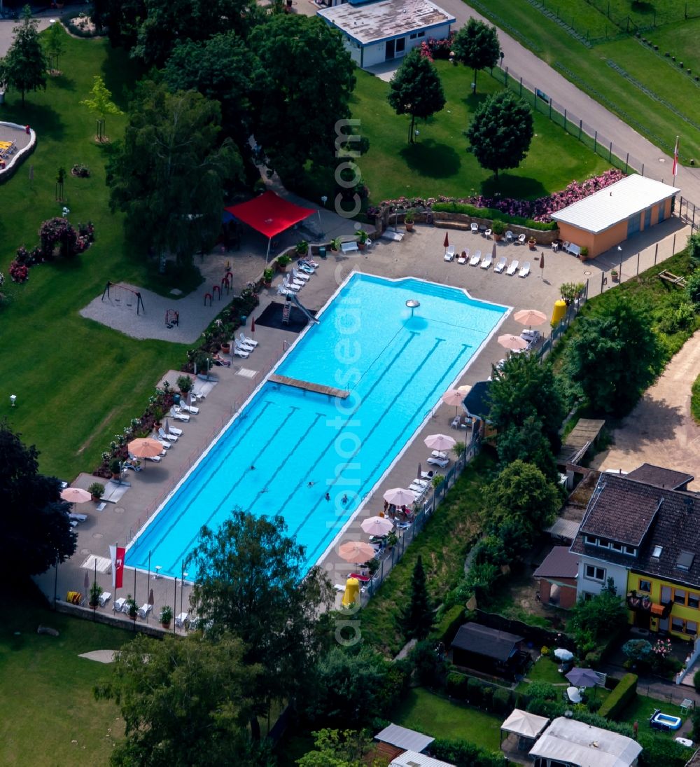 Ettenheim from the bird's eye view: Swimming pool of the Karl Hermann Jaeger Bad in Ettenheim in the state Baden-Wuerttemberg, Germany