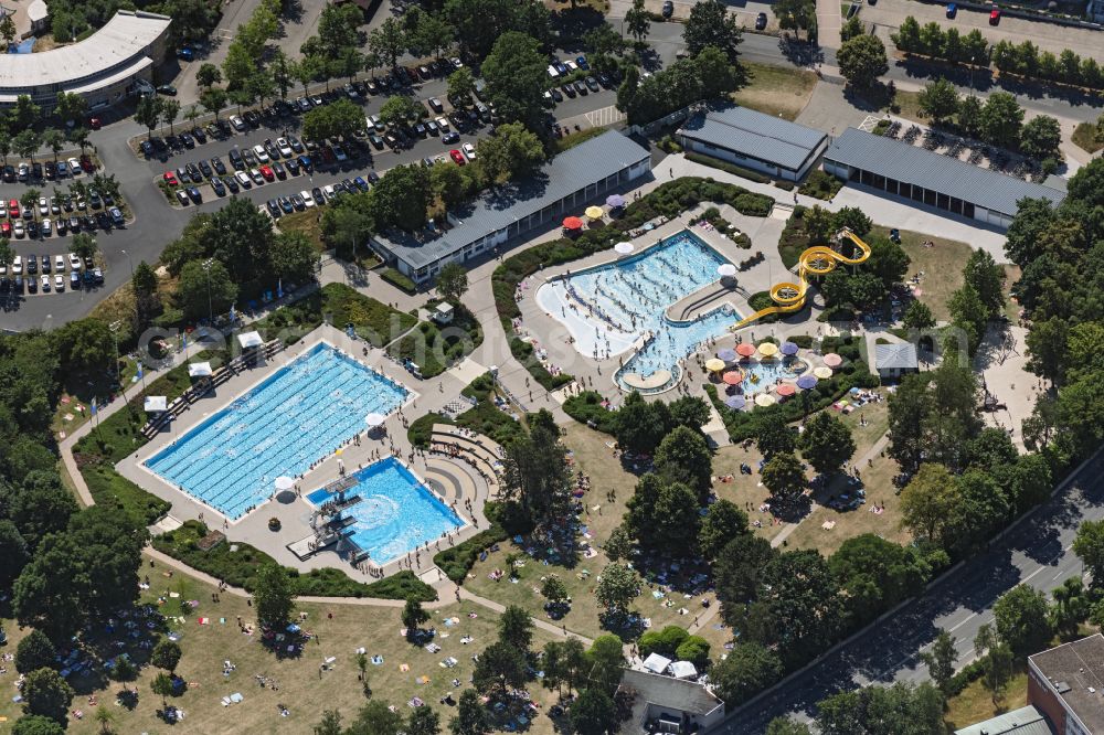 Bayreuth from the bird's eye view: Swimming pool of the Kreuzsteinbad Bayreuth on street Universitaetsstrasse in Bayreuth in the state Bavaria, Germany