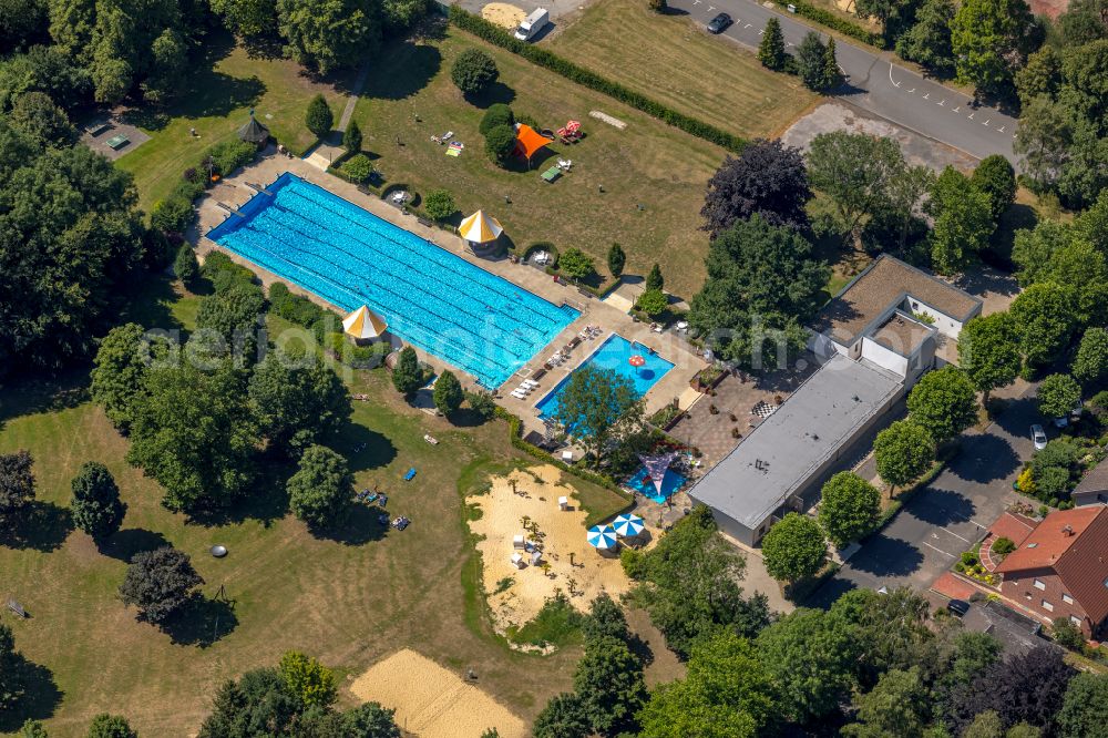 Ennigerloh from above - Swimming pool of the Naturbad Ennigerloh on street Am Freibad in Ennigerloh Muensterland in the state North Rhine-Westphalia, Germany