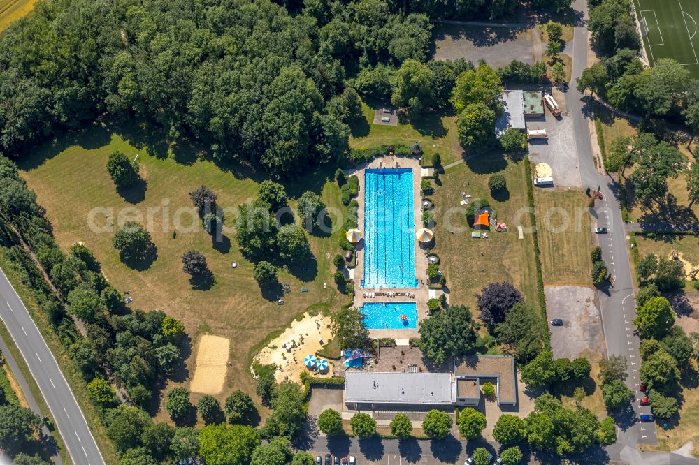 Ennigerloh from the bird's eye view: Swimming pool of the Naturbad Ennigerloh on street Am Freibad in Ennigerloh Muensterland in the state North Rhine-Westphalia, Germany