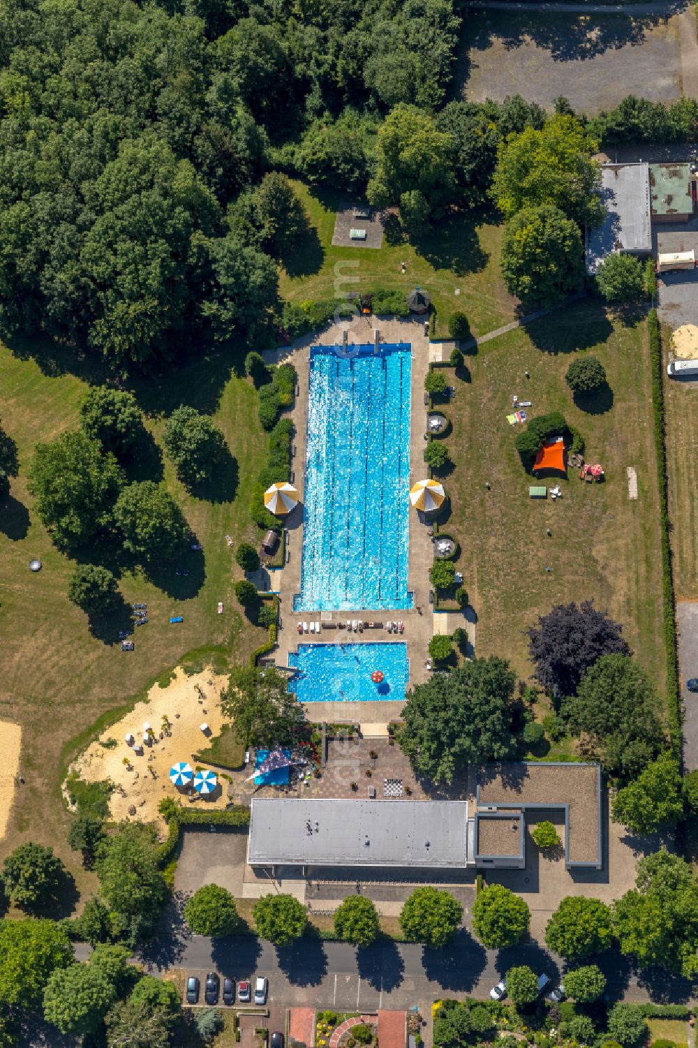 Aerial image Ennigerloh - Swimming pool of the Naturbad Ennigerloh on street Am Freibad in Ennigerloh Muensterland in the state North Rhine-Westphalia, Germany