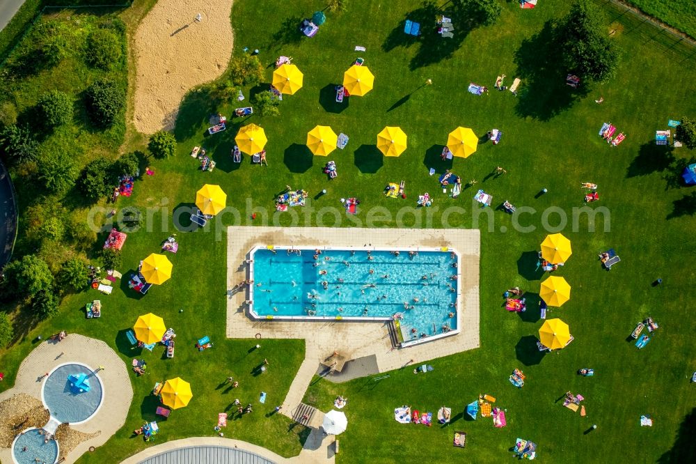 Aerial photograph Erkrath - Swimming pool of the Nean dertalbad in Erkrath in the state North Rhine-Westphalia