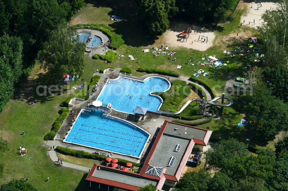 Neuenhagen from above - Swimming pool of the Freibad Neuenhagen on Liebermannweg in Neuenhagen in the state Brandenburg, Germany