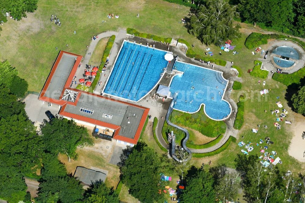 Neuenhagen from the bird's eye view: Swimming pool of the Freibad Neuenhagen on Liebermannweg in Neuenhagen in the state Brandenburg, Germany