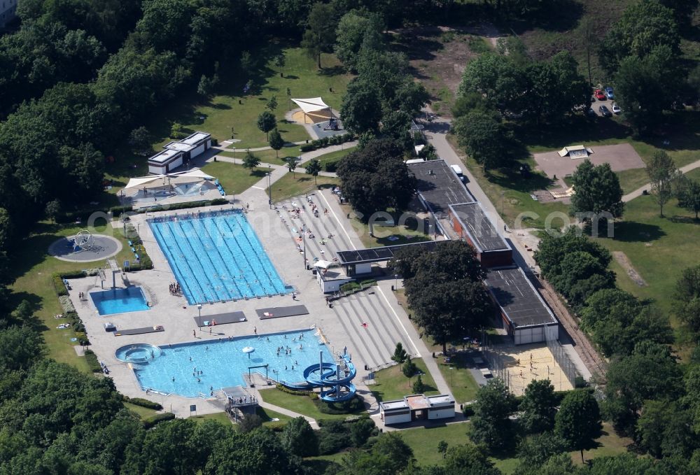 Erfurt from the bird's eye view: Swimming pool of the Nordbad Im Nordpark in Erfurt in the state Thuringia, Germany