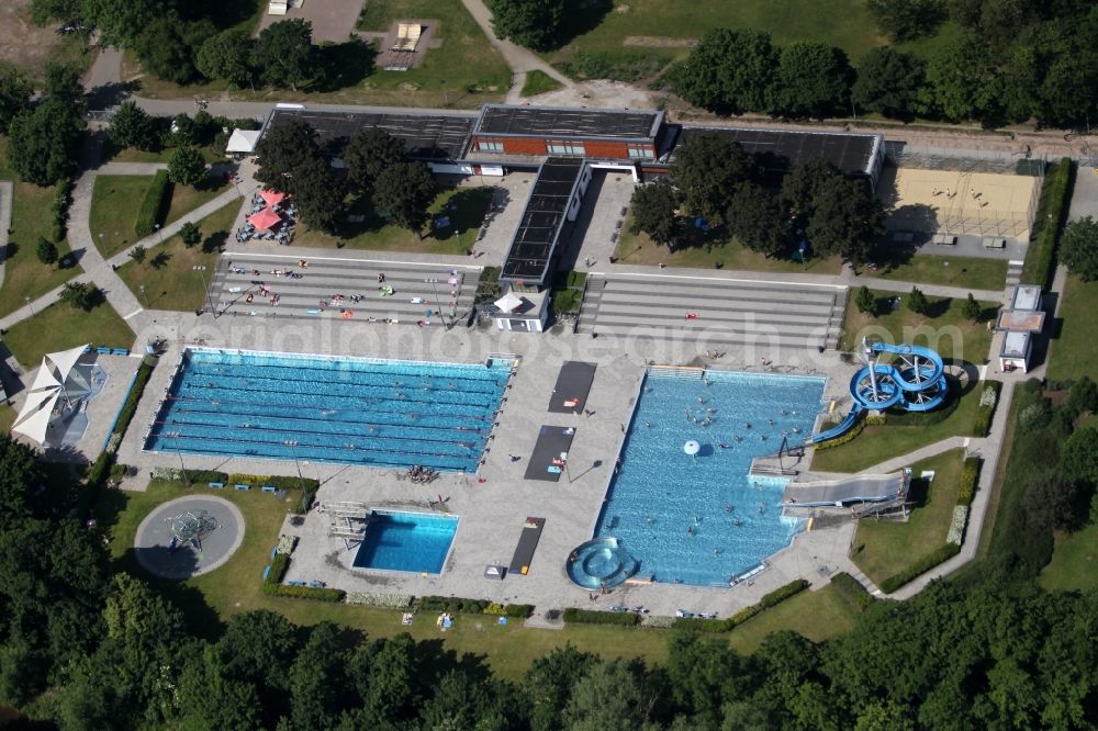 Aerial image Erfurt - Swimming pool of the Nordbad Im Nordpark in Erfurt in the state Thuringia, Germany