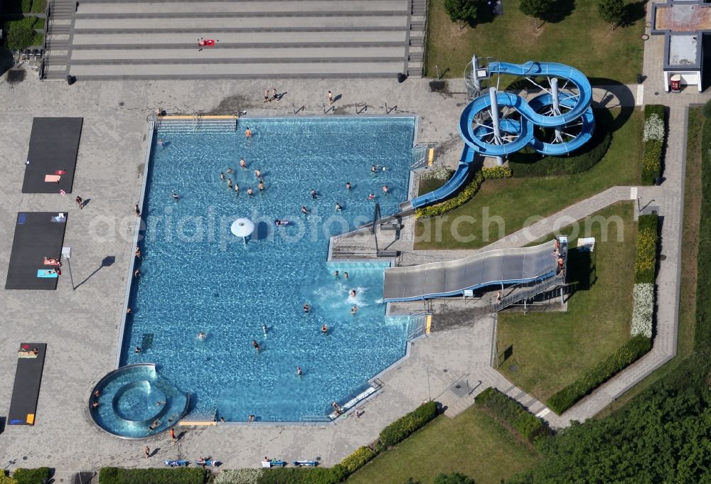 Aerial photograph Erfurt - Swimming pool of the Nordbad Im Nordpark in Erfurt in the state Thuringia, Germany