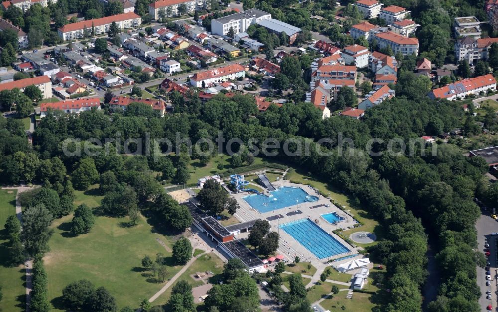 Erfurt from the bird's eye view: Swimming pool of the Nordbad Im Nordpark in Erfurt in the state Thuringia, Germany