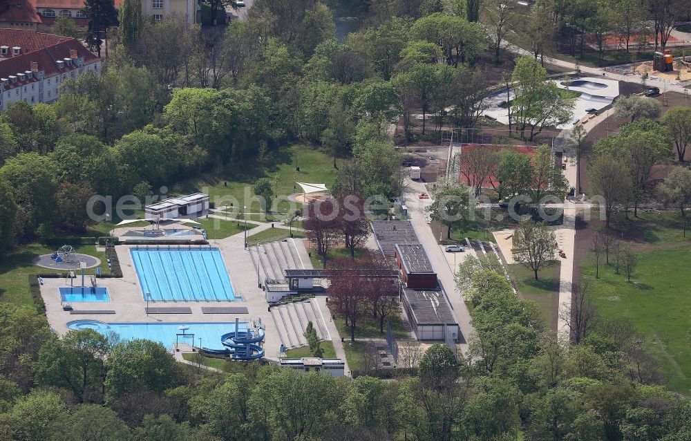 Aerial photograph Erfurt - Swimming pool of the Nordbad Im Nordpark in Erfurt in the state Thuringia, Germany