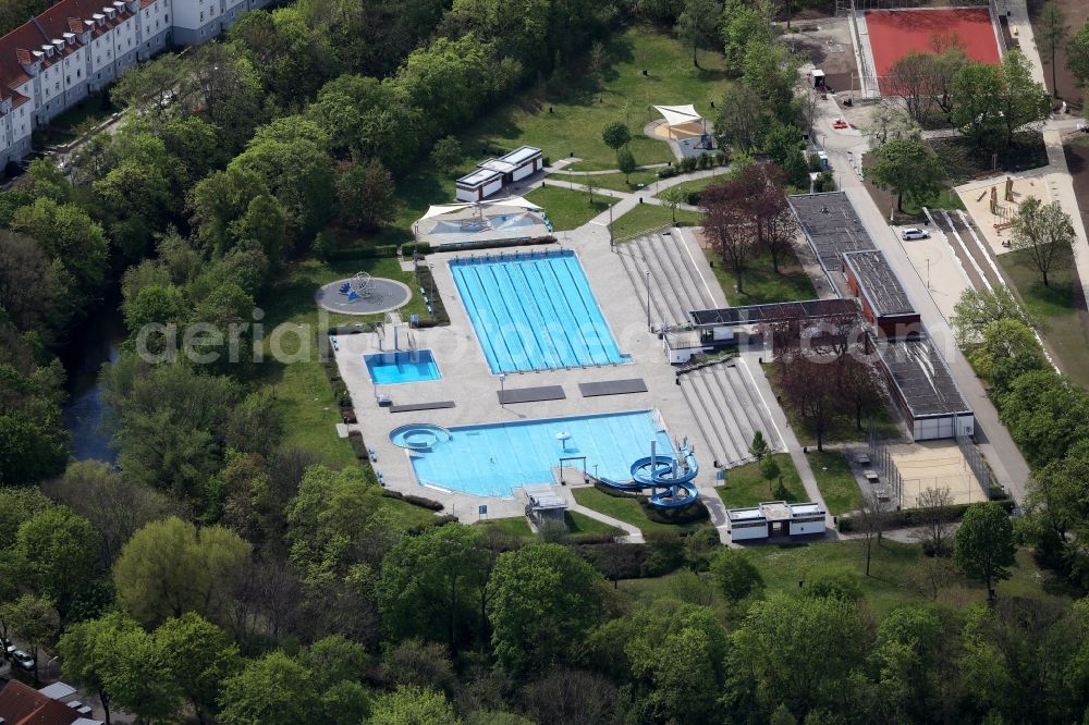 Erfurt from the bird's eye view: Swimming pool of the Nordbad Im Nordpark in Erfurt in the state Thuringia, Germany