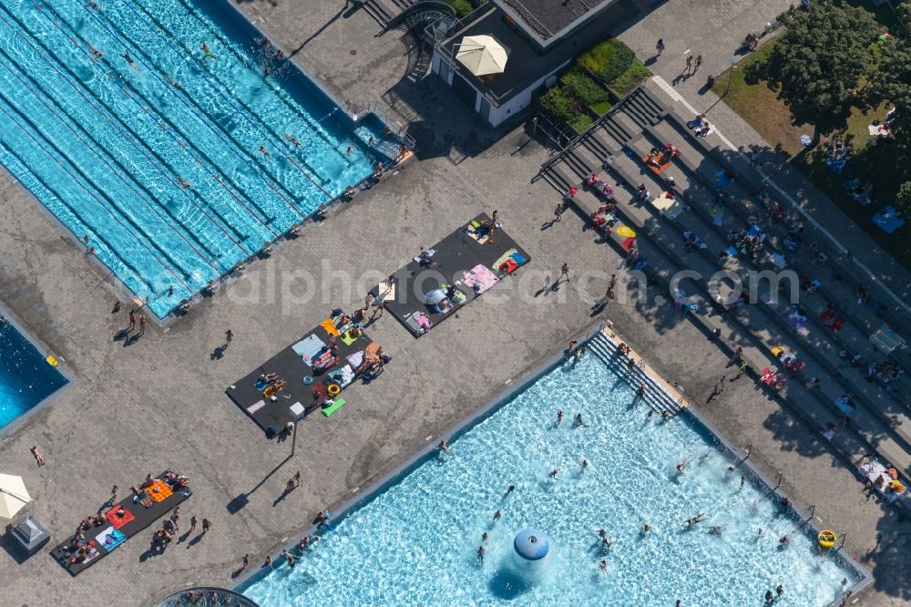 Erfurt from the bird's eye view: Swimming pool of the Nordbad Im Nordpark in Erfurt in the state Thuringia, Germany