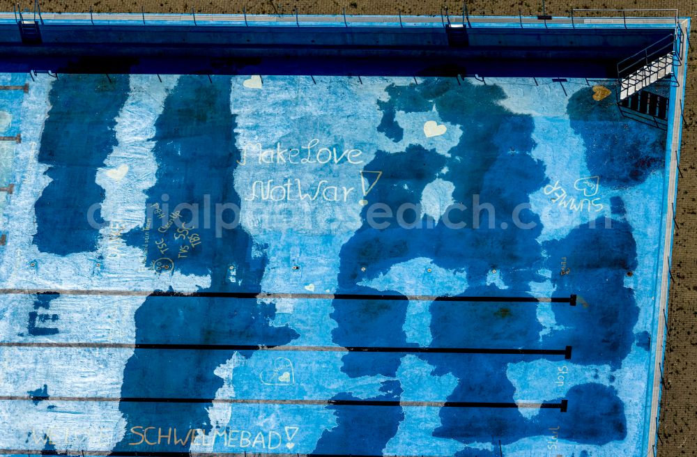 Aerial photograph Schwelm - Swimming pool of the ohne Wasser on street Schwelmestrasse in Schwelm in the state North Rhine-Westphalia, Germany