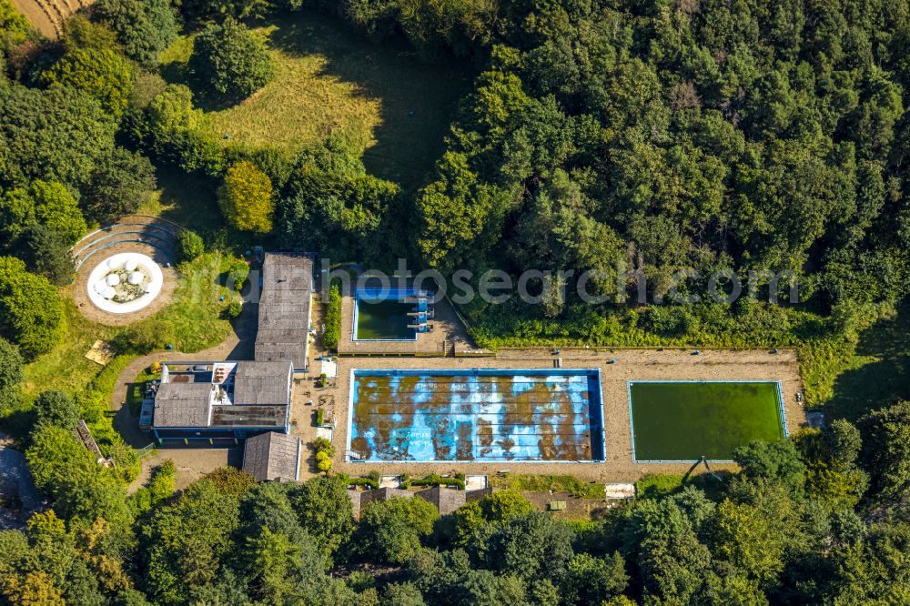 Schwelm from above - Swimming pool of the ohne Wasser on street Schwelmestrasse in Schwelm in the state North Rhine-Westphalia, Germany