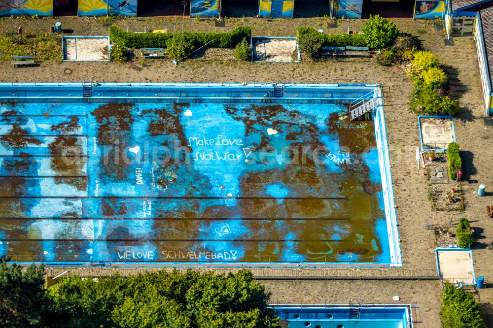 Schwelm from the bird's eye view: Swimming pool of the ohne Wasser on street Schwelmestrasse in Schwelm in the state North Rhine-Westphalia, Germany