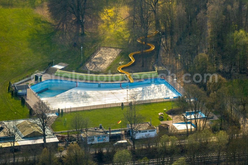 Arnsberg from the bird's eye view: Swimming pool of the in the district Neheim in Arnsberg in the state North Rhine-Westphalia, Germany