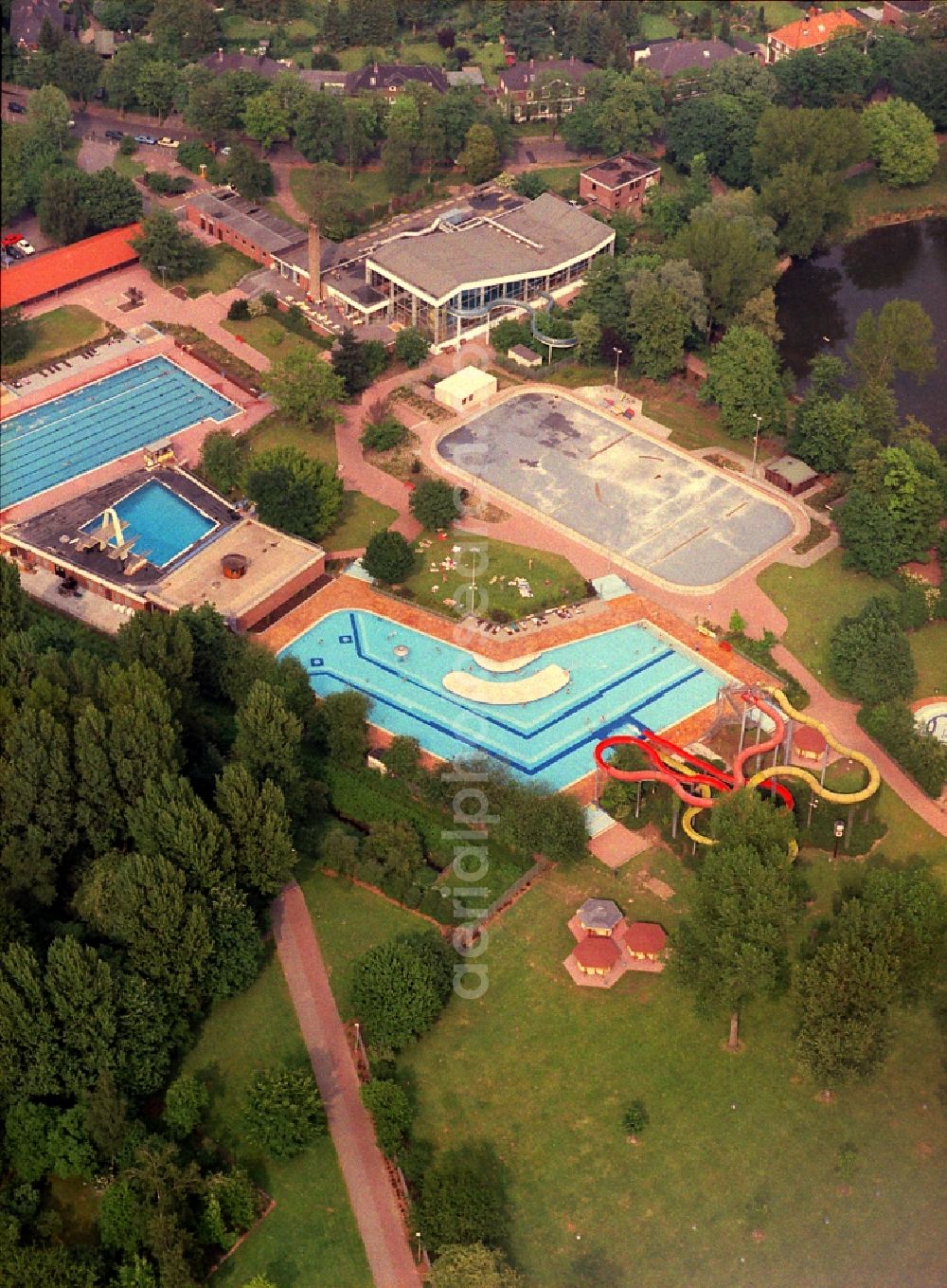 Kamp-Lintfort from above - Swimming pool of the Panoramabad Pappelsee on Bertastrasse in Kamp-Lintfort in the state North Rhine-Westphalia