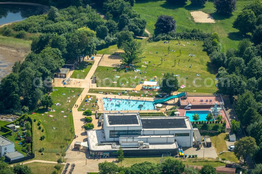 Aerial photograph Kamp-Lintfort - Swimming pool of the Panoramabad Pappelsee on Bertastrasse in Kamp-Lintfort in the state North Rhine-Westphalia, Germany