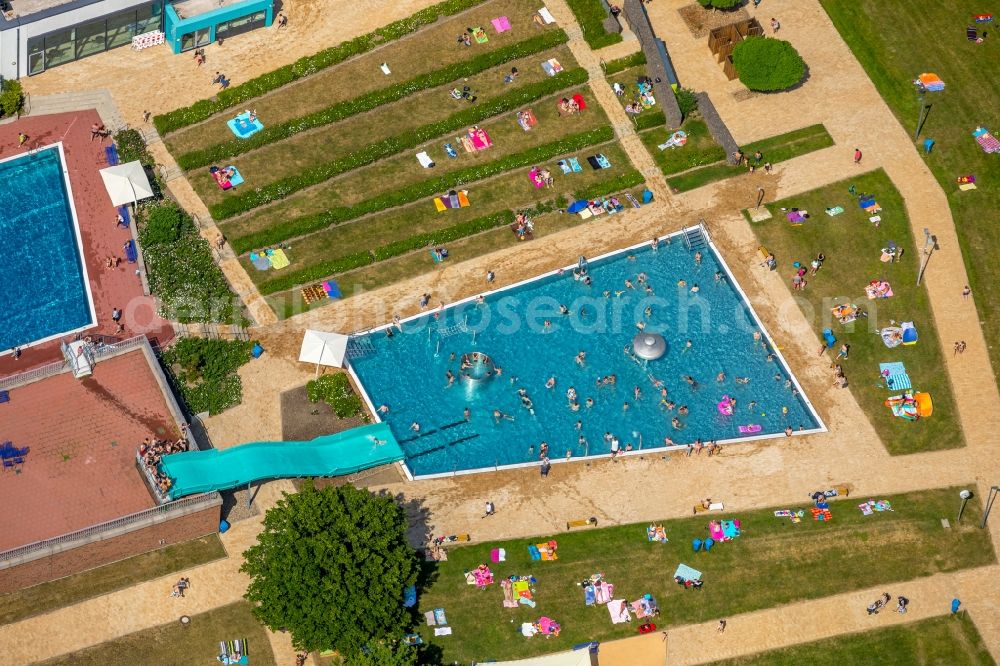 Kamp-Lintfort from above - Swimming pool of the Panoramabad Pappelsee on Bertastrasse in Kamp-Lintfort in the state North Rhine-Westphalia, Germany