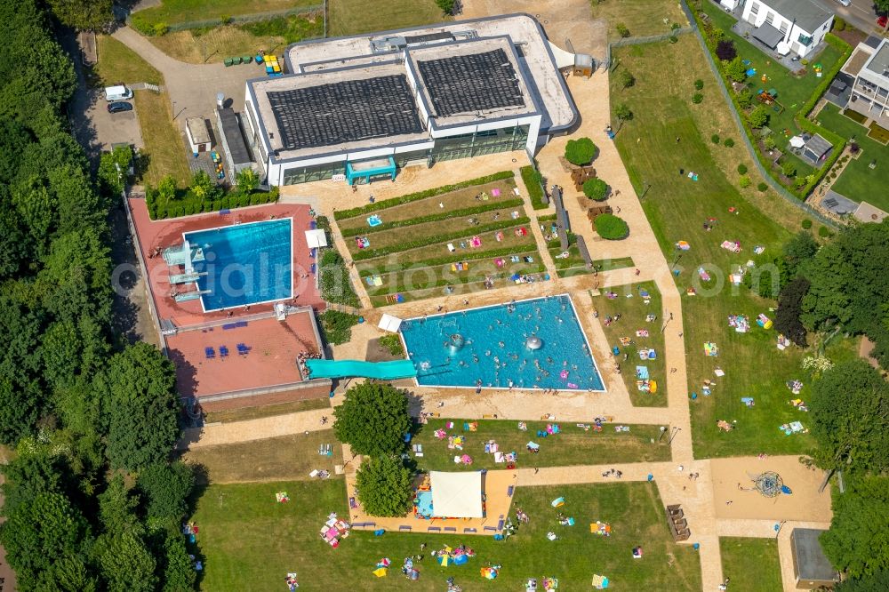 Kamp-Lintfort from the bird's eye view: Swimming pool of the Panoramabad Pappelsee on Bertastrasse in Kamp-Lintfort in the state North Rhine-Westphalia, Germany