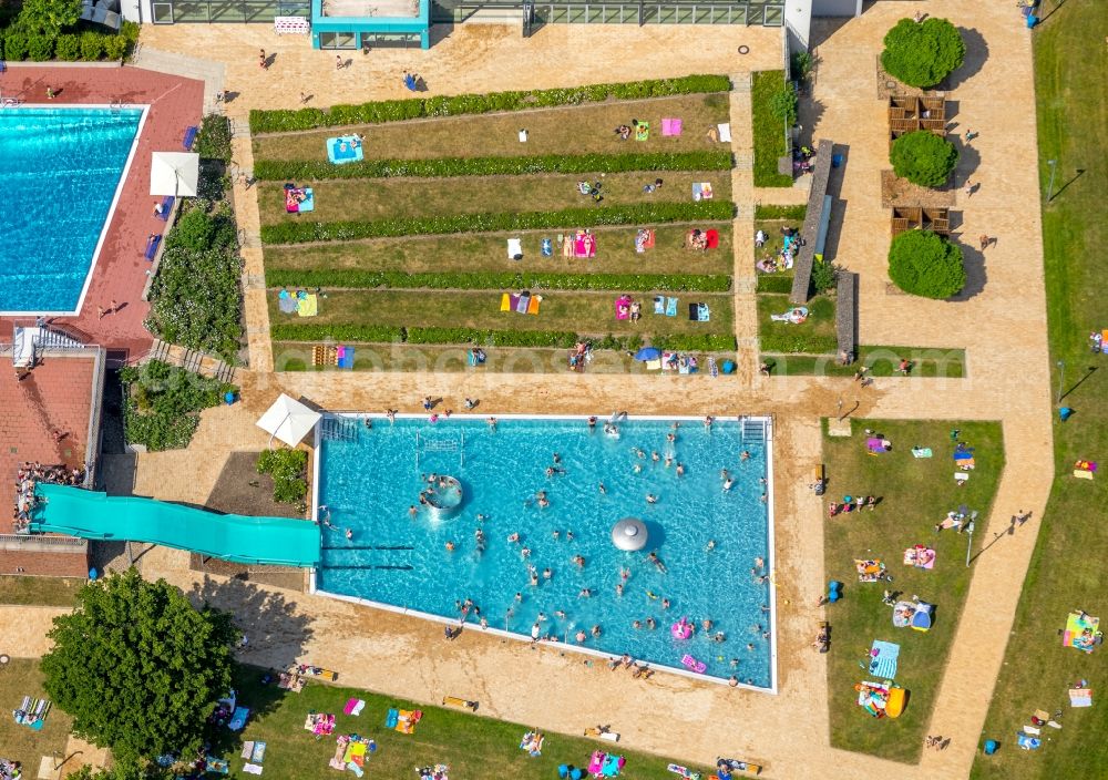 Aerial image Kamp-Lintfort - Swimming pool of the Panoramabad Pappelsee on Bertastrasse in Kamp-Lintfort in the state North Rhine-Westphalia, Germany