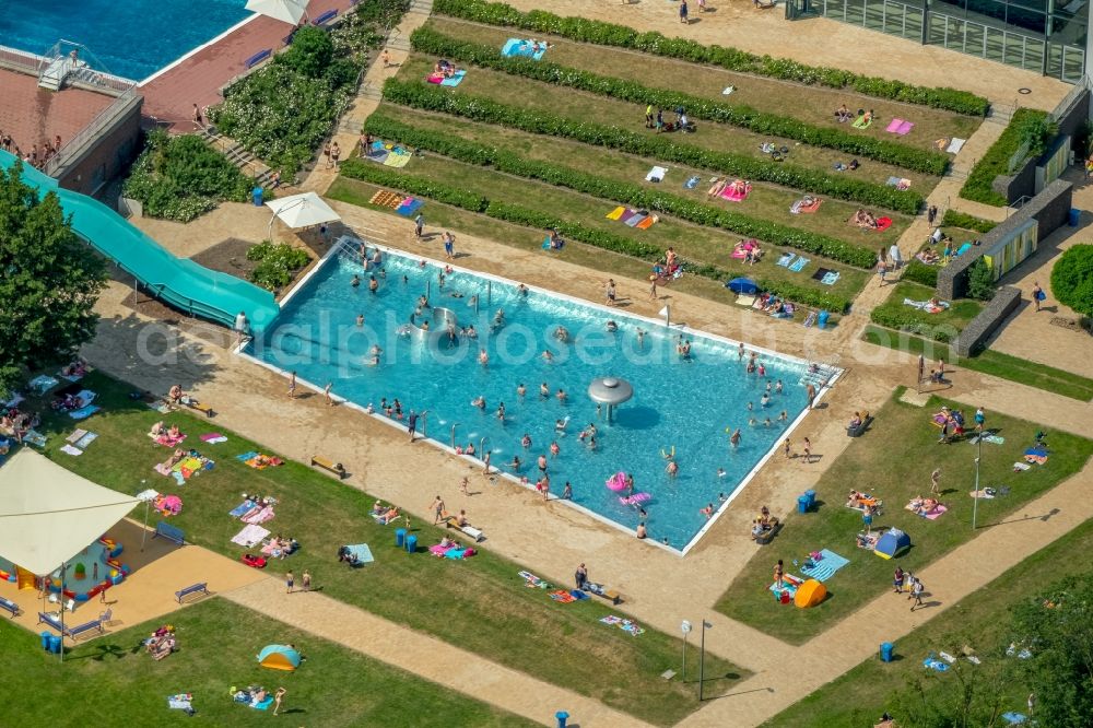 Aerial photograph Kamp-Lintfort - Swimming pool of the Panoramabad Pappelsee on Bertastrasse in Kamp-Lintfort in the state North Rhine-Westphalia, Germany