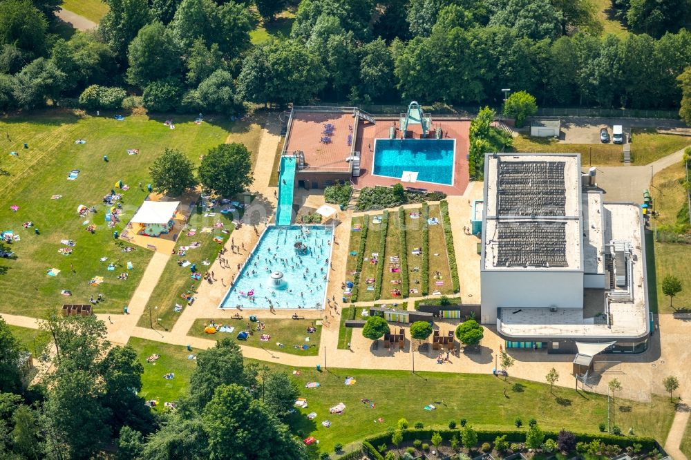 Kamp-Lintfort from above - Swimming pool of the Panoramabad Pappelsee on Bertastrasse in Kamp-Lintfort in the state North Rhine-Westphalia, Germany