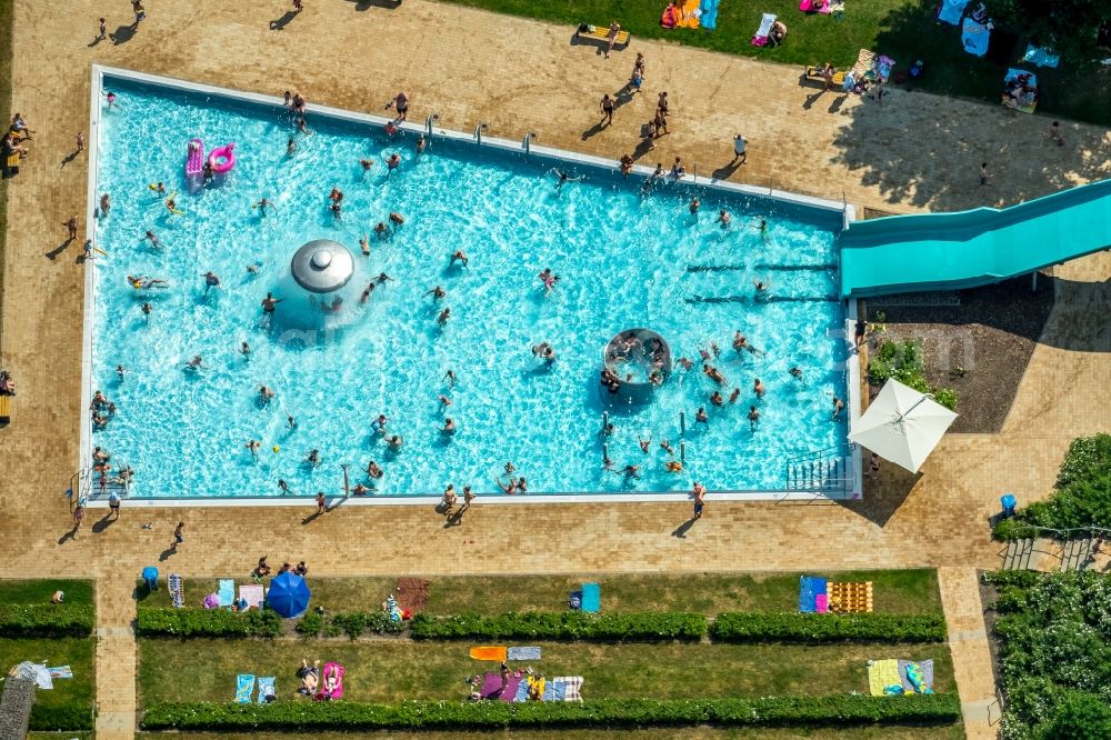 Kamp-Lintfort from the bird's eye view: Swimming pool of the Panoramabad Pappelsee on Bertastrasse in Kamp-Lintfort in the state North Rhine-Westphalia, Germany