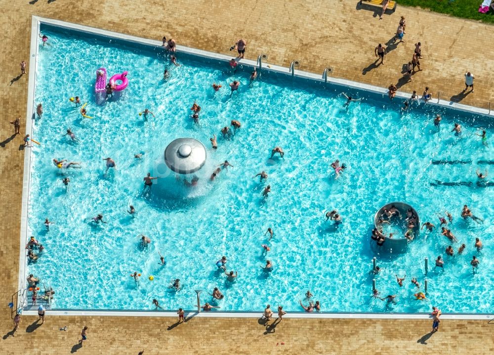 Aerial image Kamp-Lintfort - Swimming pool of the Panoramabad Pappelsee on Bertastrasse in Kamp-Lintfort in the state North Rhine-Westphalia, Germany