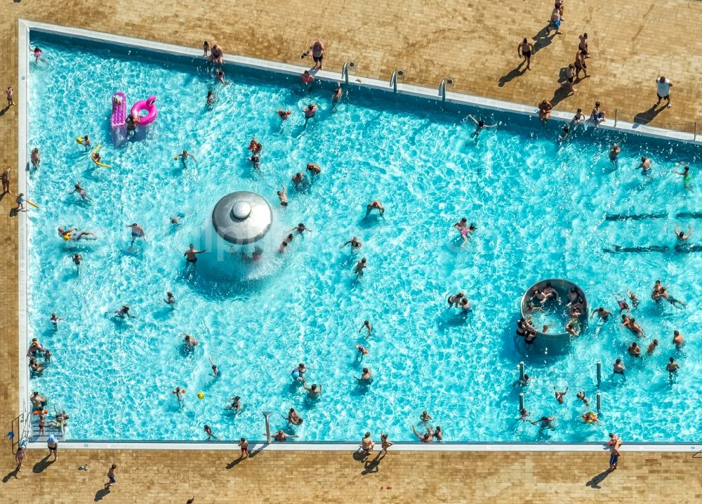 Aerial photograph Kamp-Lintfort - Swimming pool of the Panoramabad Pappelsee on Bertastrasse in Kamp-Lintfort in the state North Rhine-Westphalia, Germany