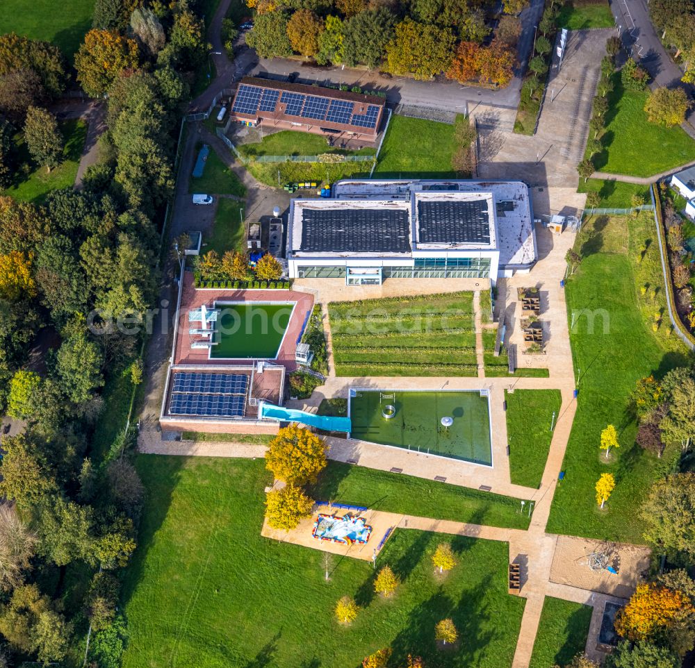 Aerial photograph Kamp-Lintfort - Swimming pool of the Panoramabad Pappelsee on Bertastrasse in Kamp-Lintfort in the state North Rhine-Westphalia, Germany