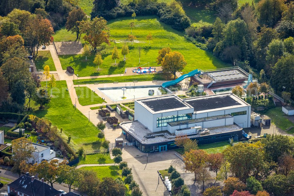 Kamp-Lintfort from above - Swimming pool of the Panoramabad Pappelsee on Bertastrasse in Kamp-Lintfort in the state North Rhine-Westphalia, Germany