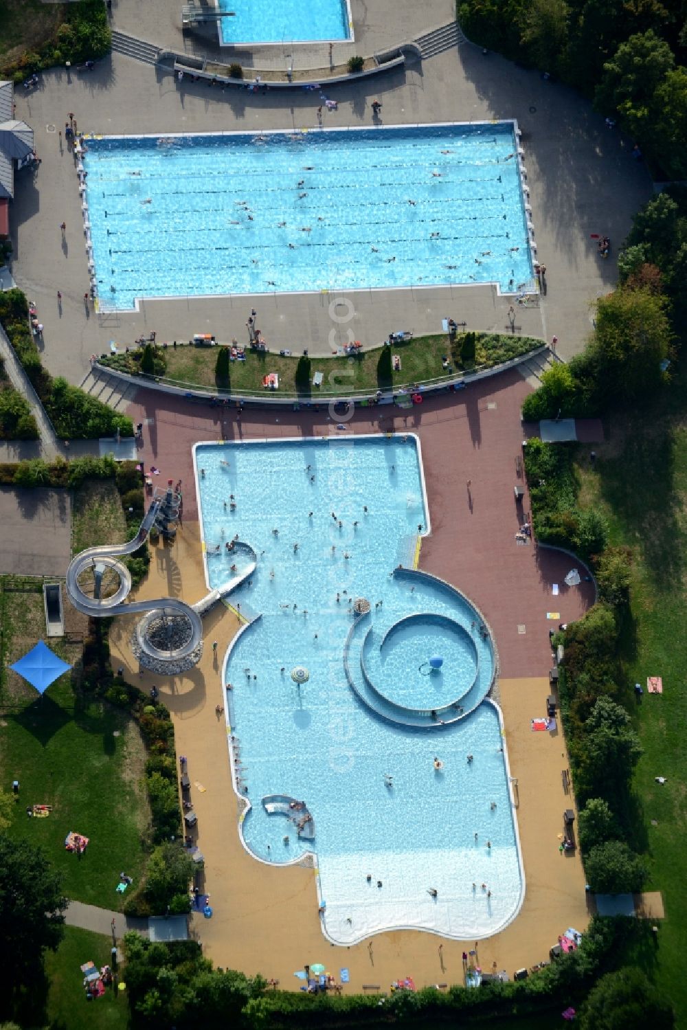 Aerial photograph Pfaffenhofen - Swimming pool of the Freibad in Pfaffenhofen in the state of Bavaria