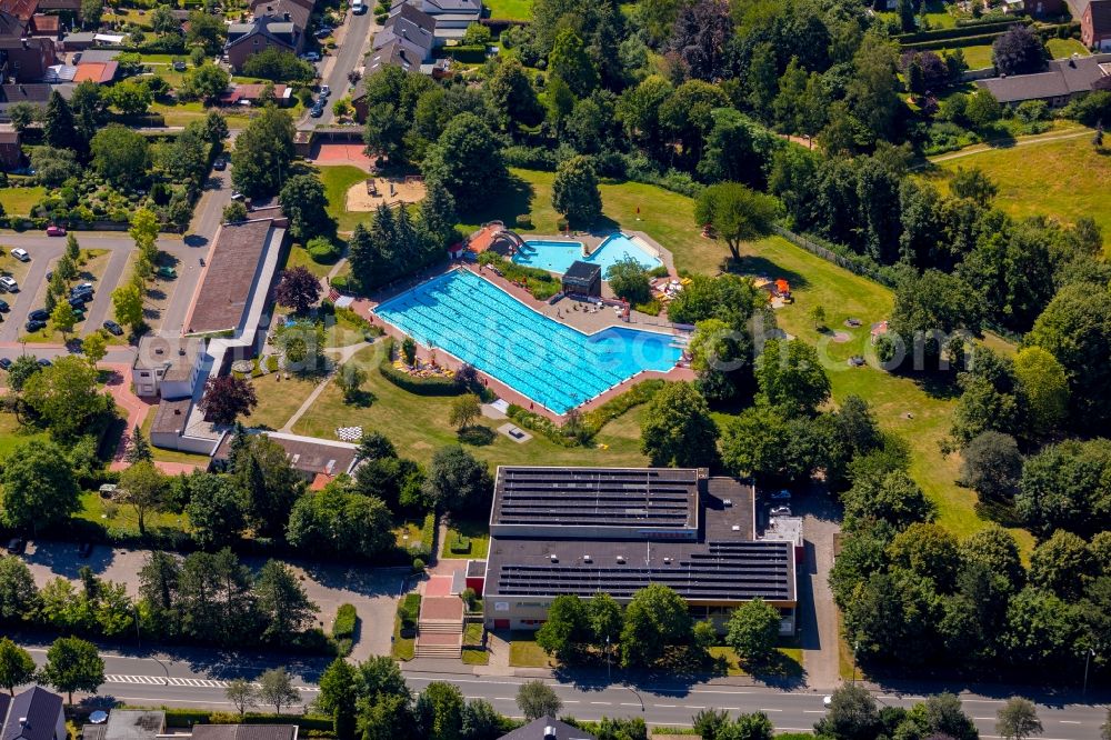 Beckum from the bird's eye view: Swimming pool of the on Praterweg in Beckum in the state North Rhine-Westphalia, Germany