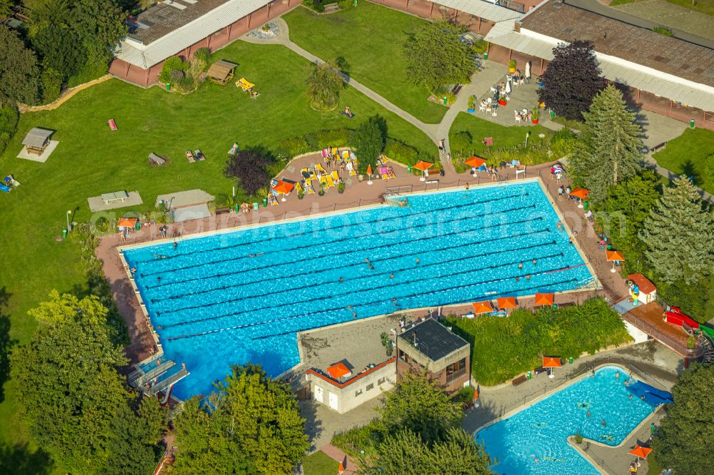 Beckum from above - Swimming pool of the on Praterweg in Beckum in the state North Rhine-Westphalia, Germany