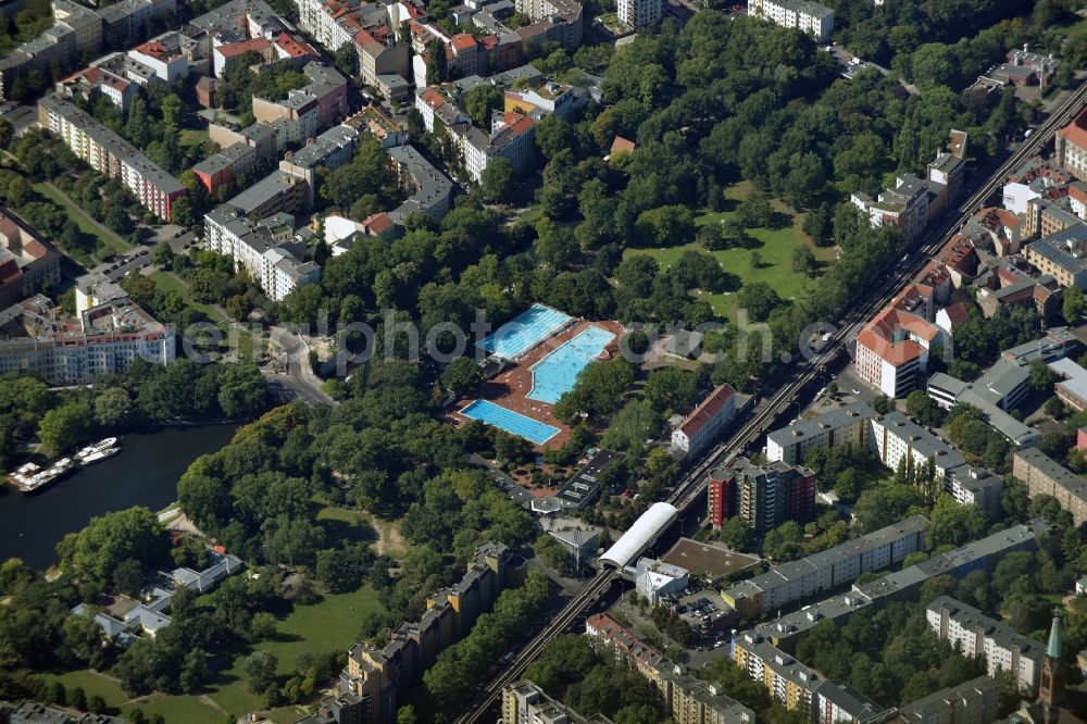 Aerial image Berlin - The Sommerbad Kreuzberg, also called Prinzenbad, is an outdoor pool with water slide in the Berlin district of Kreuzberg