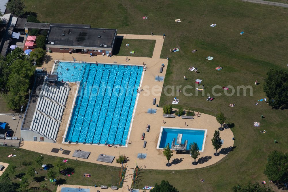 Aerial image Braunschweig - Swimming pool of the Raffteich on street Madamenweg in the district Weststadt in Brunswick in the state Lower Saxony, Germany