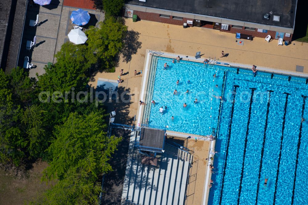 Braunschweig from above - Swimming pool of the Raffteich on street Madamenweg in the district Weststadt in Brunswick in the state Lower Saxony, Germany