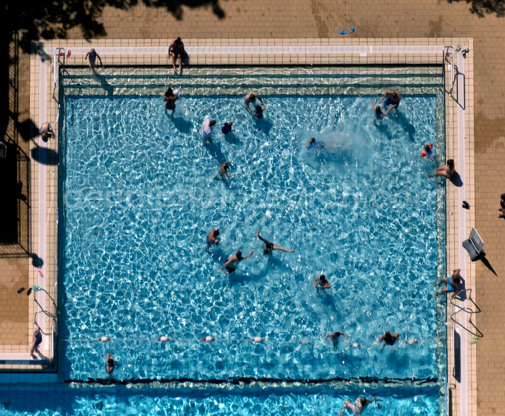 Braunschweig from the bird's eye view: Swimming pool of the Raffteich on street Madamenweg in the district Weststadt in Brunswick in the state Lower Saxony, Germany