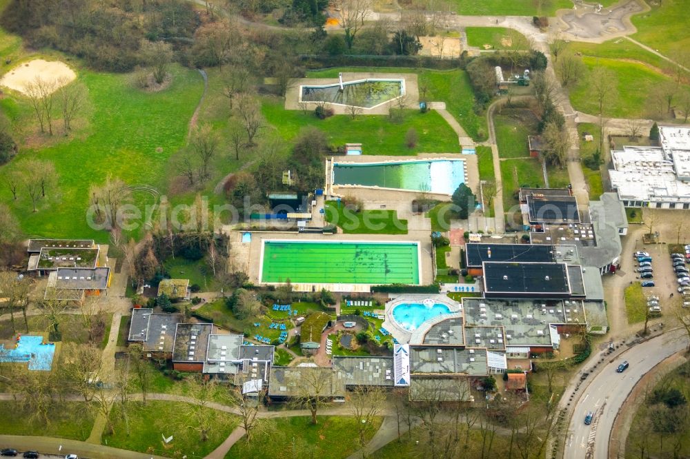 Gelsenkirchen from the bird's eye view: Swimming pool of the Revierpark Nienhausen in Gelsenkirchen in the state North Rhine-Westphalia