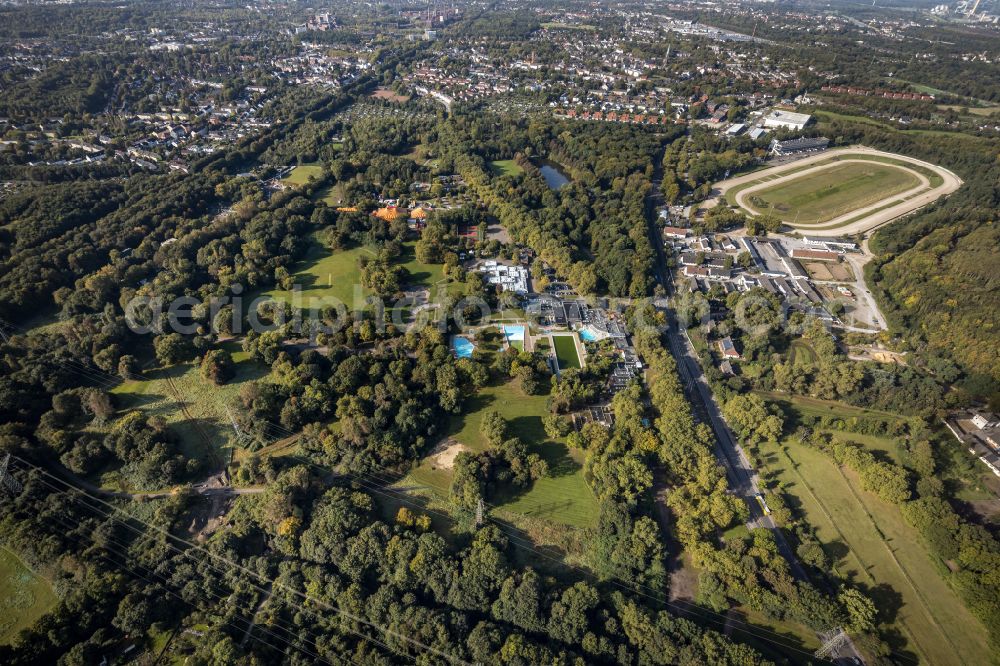 Gelsenkirchen from above - Swimming pool of the Revierpark Nienhausen in Gelsenkirchen in the state North Rhine-Westphalia