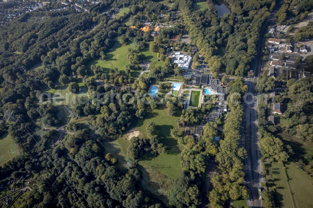 Gelsenkirchen from the bird's eye view: Swimming pool of the Revierpark Nienhausen in Gelsenkirchen in the state North Rhine-Westphalia