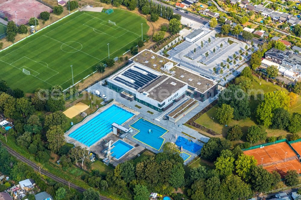 Aerial photograph Düsseldorf - Swimming pool of the Rheinbad in Duesseldorf at the Stockumer Hoefe Street in the state North Rhine-Westphalia, Germany