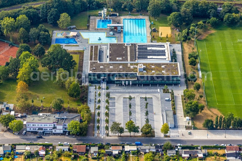 Aerial image Düsseldorf - Swimming pool of the Rheinbad in Duesseldorf at the Stockumer Hoefe Street in the state North Rhine-Westphalia, Germany