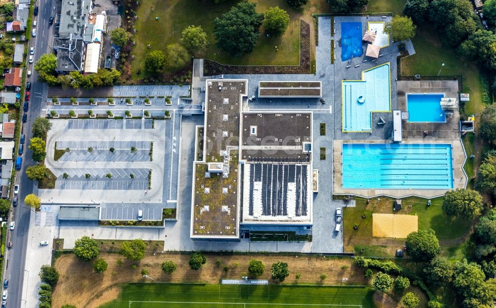 Aerial photograph Düsseldorf - Swimming pool of the Rheinbad in Duesseldorf at the Stockumer Hoefe Street in the state North Rhine-Westphalia, Germany