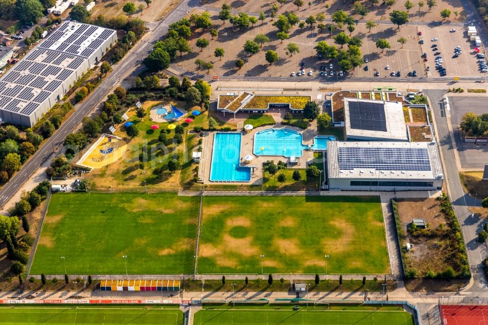 Aerial photograph Düsseldorf - Swimming pool of the Rheinbad in Duesseldorf at the Stockumer Hoefe Street in the state North Rhine-Westphalia, Germany