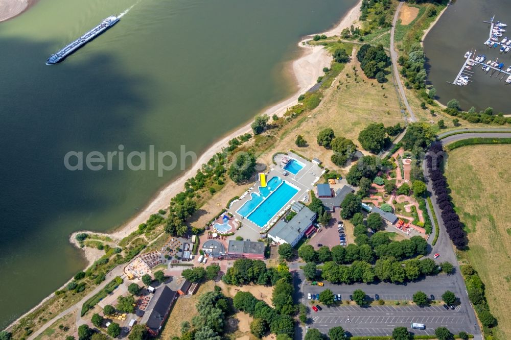 Wesel from the bird's eye view: Swimming pool of the Rheinbad on Rheinpromenade in Wesel in the state North Rhine-Westphalia, Germany